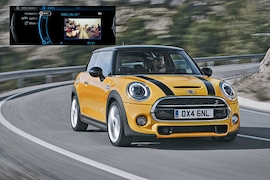 Mini Cooper in Kurve - Montage mit Screenshot