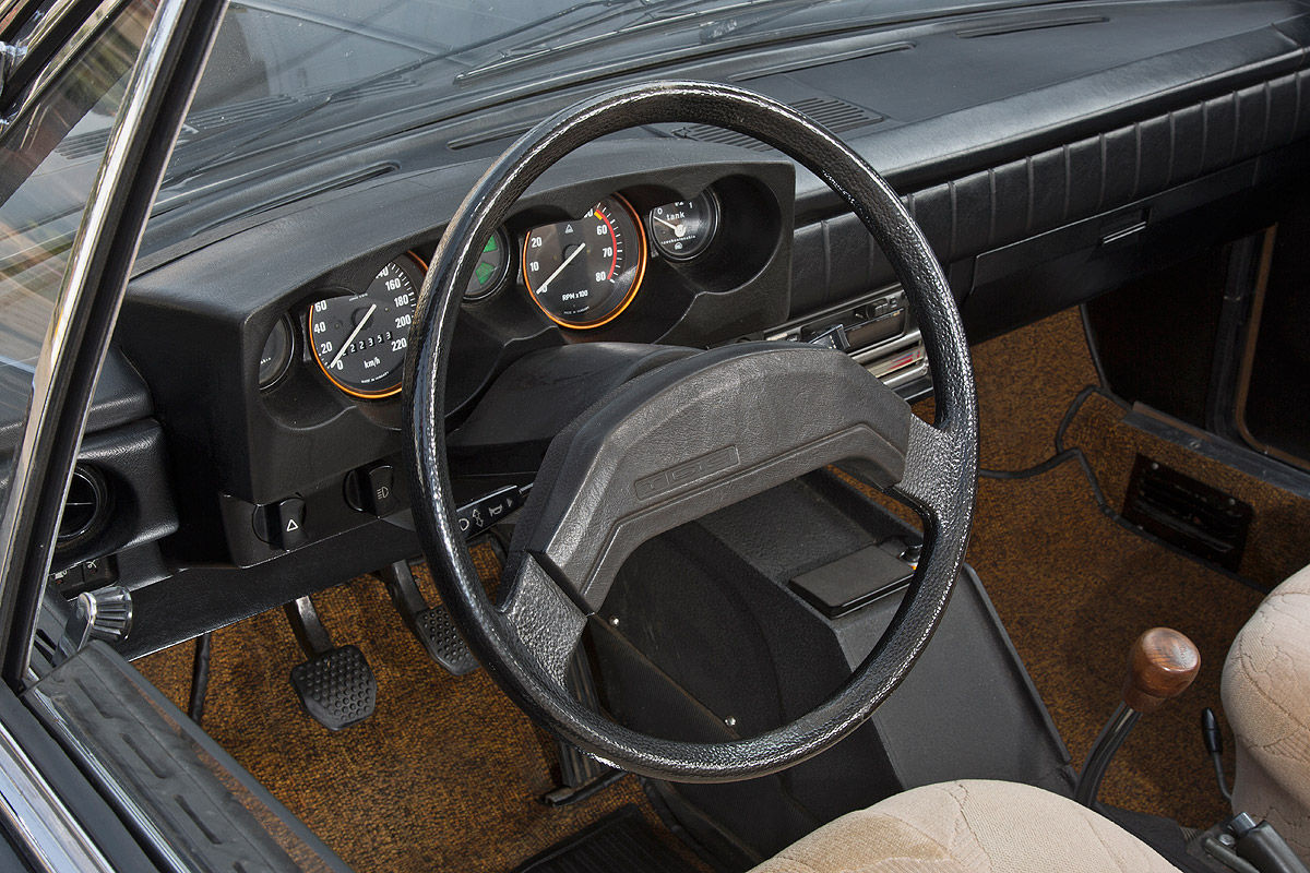 Tatra T613-1