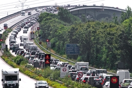 Autos fahren am 28.07.2013 in der Nähe von Rendsburg auf der Autobahn 7 (A7) über die Rader Hochbrücke. Die am 26.07.2013 begonnene Sanierung der Rader Hochbrücke bei Rendsburg hat am Wochenende für lange Staus gesorgt.