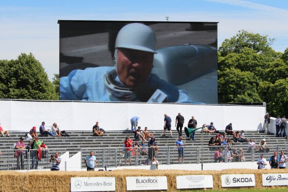 Selbst so ein Helm kann einen Sir Stirling Moss nicht entstellen.