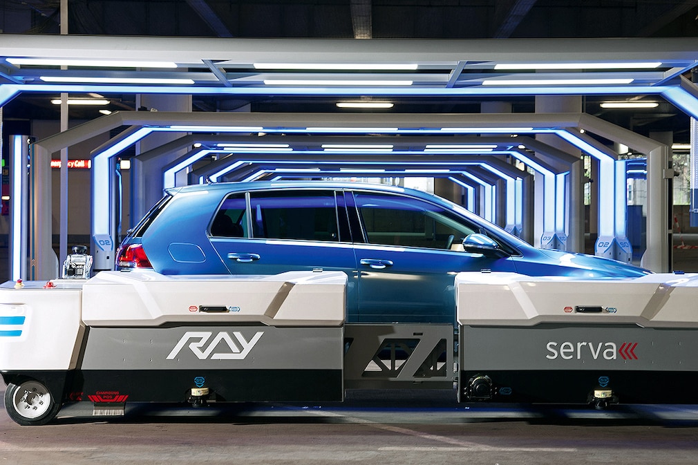 Ein fahrerloses Transportfahrzeug "Ray" transportriert einen PKW Der Park-Roboter wird am Montag erstmals am Düsseldorfer Aiport zum Einsatz kommen