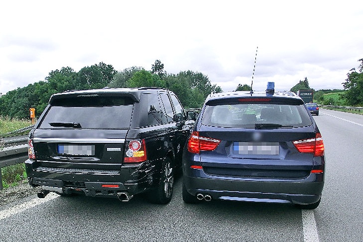 Filmreife Szenen auf Autobahn - 27-Jähriger rammt Polizeifahrzeug bei hoher Geschwindigkeit - Drei Beamte leicht verletzt