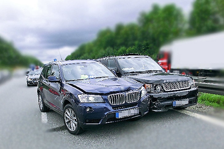 Autobahn-Verfolgungsjagd mit Range Rover Sport und BMW X3