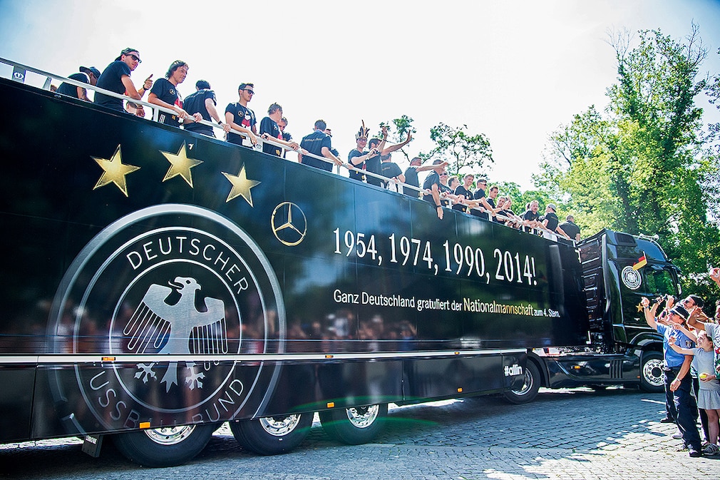 Mercedes Weltmeisterschaftsbus 2014