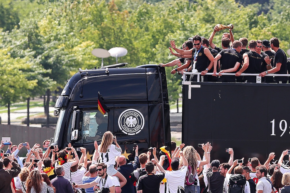 Mercedes Weltmeisterschaftsbus 2014