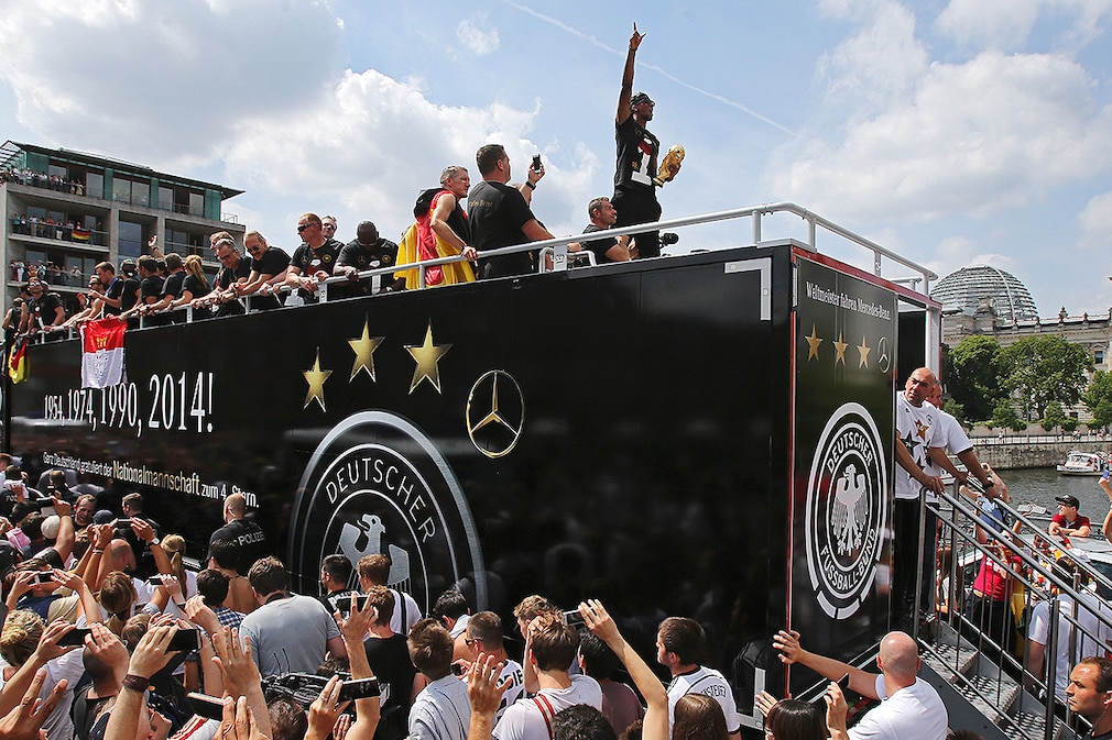 Mercedes Weltmeisterschaftsbus 2014