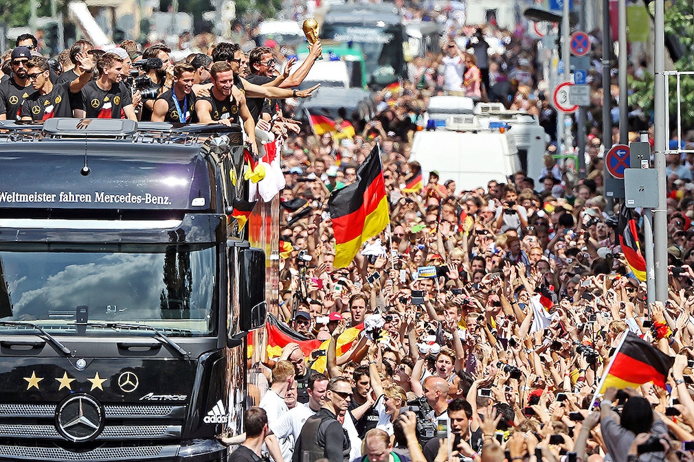 Mercedes Weltmeisterschaftsbus 2014
