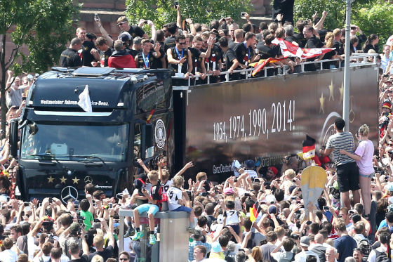 Fußball-WM 2014: Deutsche feiern Sieg gegen Portugal