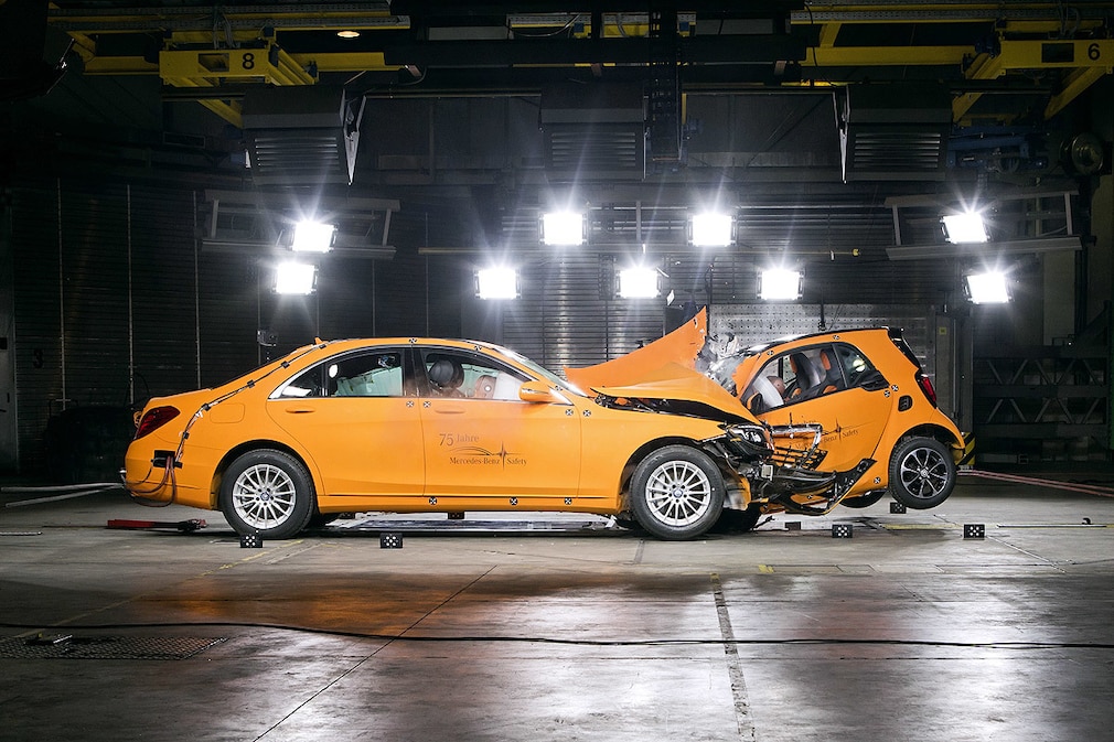 Crashtest Smart fortwo gegen Mercedes S-Klasse