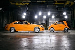 Crashtest Smart fortwo gegen Mercedes S-Klasse