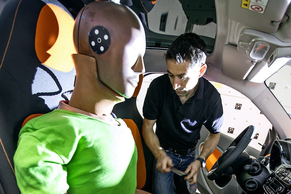 Crashtest Smart fortwo gegen Mercedes S-Klasse