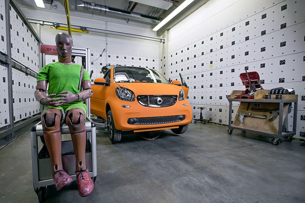 Crashtest Smart fortwo gegen Mercedes S-Klasse