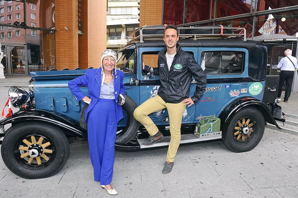 Heidi Hetzer mit Beifahrer Jordane Schönfelder an ihrem Hudson V8  -  PK Heidi Hetzer zu ihrer Fahrt HEIDI AROUND THE WORLD im Sternberg-Theater in Berlin
