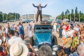 Heidi Hetzer auf dem Dach ihres Hudson Great Eight Baujahr 1930