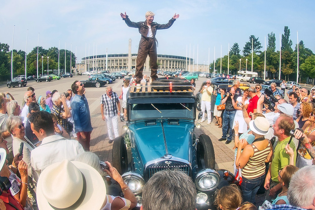 Heidi Hetzer auf dem Dach ihres Hudson Great Eight Baujahr 1930