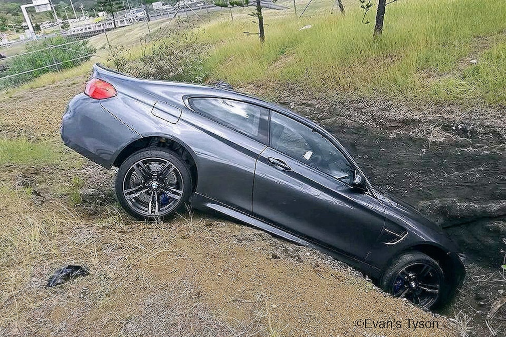 BMW M4: Crash in Neukaledonien