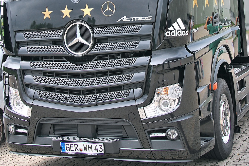 Mercedes-Benz Actros 1863 LS wurde das Fußball WM Kennzeichen gestohlen (Neues Kennzeichen)