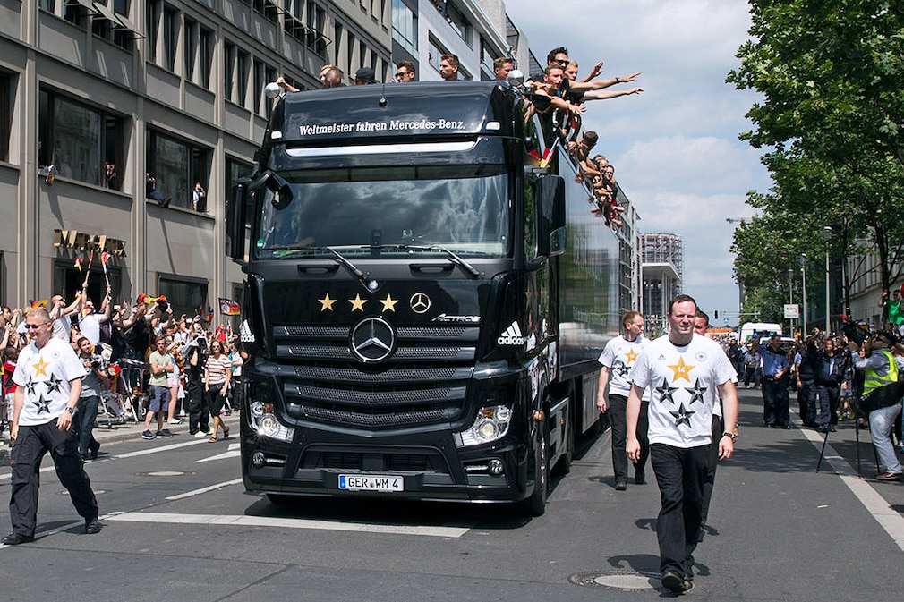 Mercedes-Benz Actros 1863 LS wurde das Fußball WM Kennzeichen gestohlen (Altes Kennzeichen)