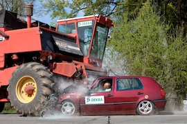 Dekra-Crashtest: Mähdrescher als Verkehsrisiko