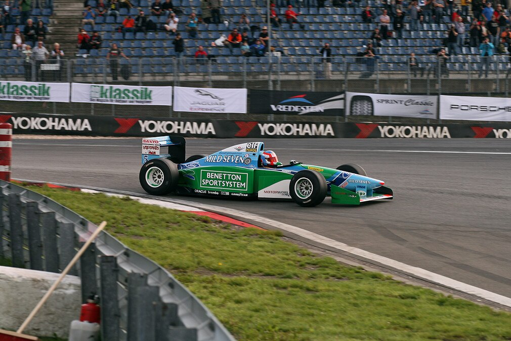 Keep Fighting Michael steht über dem Mild Seven-Schriftzug
