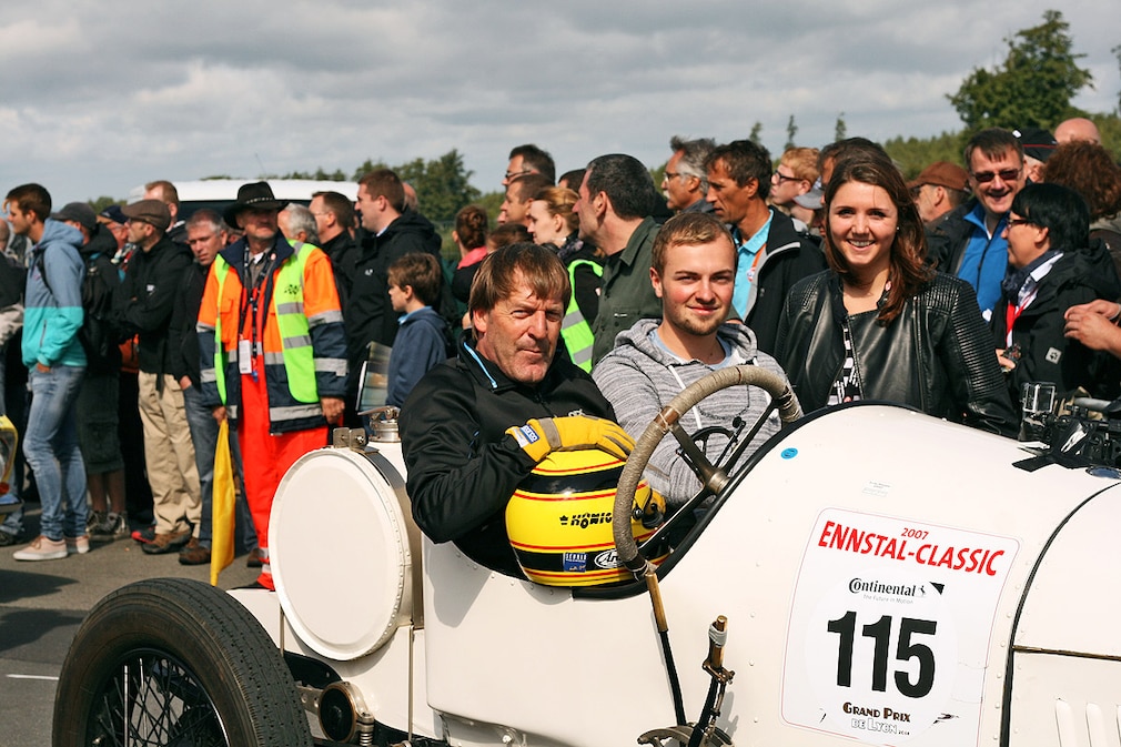 Der einstige Le Mans-Sieger und DTM-Pilot Joachim Winkelhock (li.) chauffierte den Maschinenbaustudenten aus Essen im Rahmen des Opel-Sonderlaufs im Opel Grand Prix Rennwagens von 1913 um den Ring