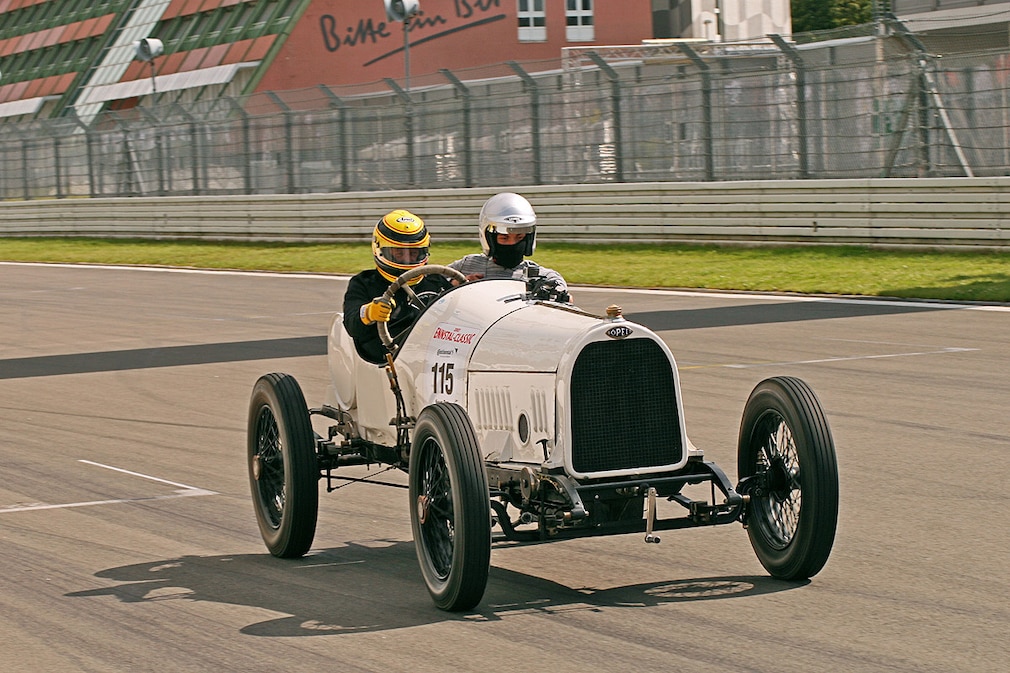 DTM-Pilot Joachim Winkelhock  mit seinem Kopiloten Phil Koppenborg  im Opel Grand Prix Rennwagens von 1913