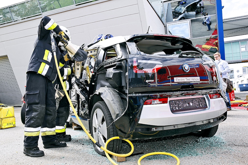 Personenrettung aus einem BMW i3   Mit der Rettungsscheere werden eingeklemmte Personen befreit