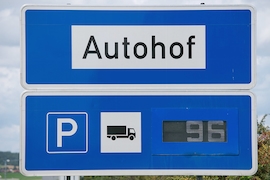 Überfüllte Lkw-Parkplätze an Autobahnen