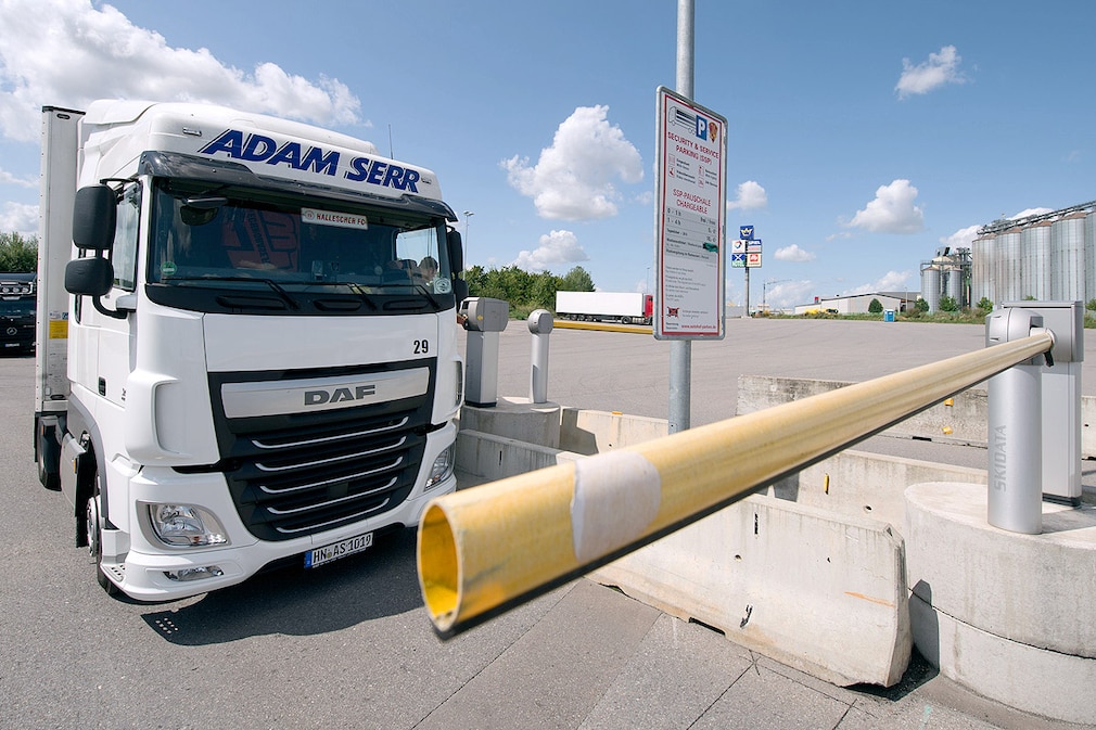 Ein LKW steht am 11.08.2014 auf einem Autohof bei Bad Rappenau bei der Vorstellung des telematischen LKW-Parkens vor einem beschrankten LKW-Parkplatz
