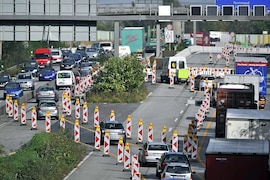 Autos stehen am Donnerstag (13.10.2011) in einer Baustelle auf der Autobahn 40 bei Bochum im Stau