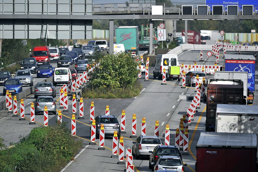 Autos stehen am Donnerstag (13.10.2011) in einer Baustelle auf der Autobahn 40 bei Bochum im Stau Autos stehen am Donnerstag (13.10.2011) in einer Baustelle auf der Autobahn 40 bei Bochum im Stau