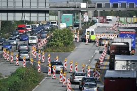 Autos stehen am Donnerstag (13.10.2011) in einer Baustelle auf der Autobahn 40 bei Bochum im Stau
