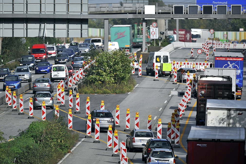 Autos stehen am Donnerstag (13.10.2011) in einer Baustelle auf der Autobahn 40 bei Bochum im Stau