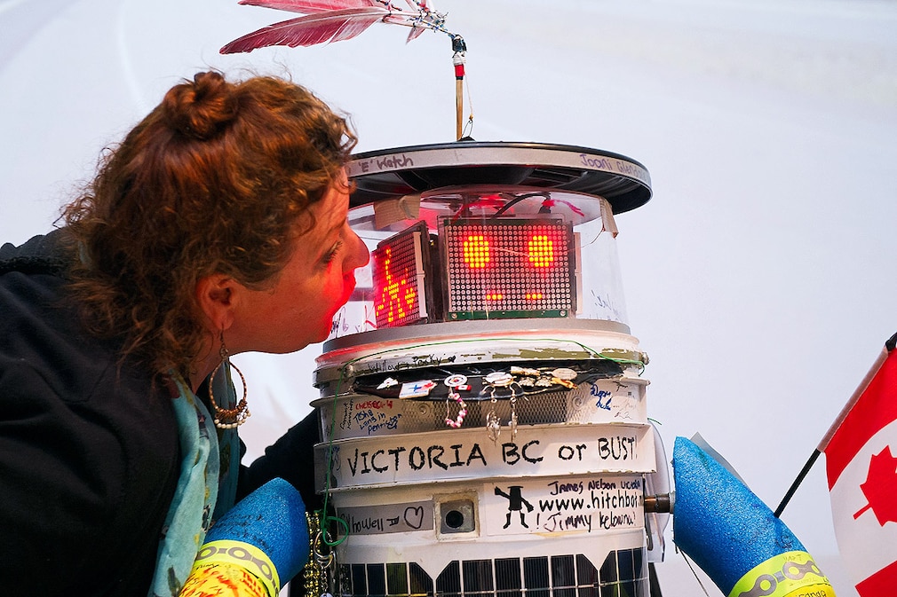 Roboter Hitchbot gets kissed during an event in Victoria, Vancouver Island, British Columbia, Canada, 21 August 2014. The hitchhiking robot finsihed a 4,000 mile (6437 km) journey from Halifax, Nova Scotia, Canada where it started on 26 July 2014.