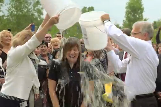 GM-Chefin Mary Barra bei einer Ice Bucket Challenge