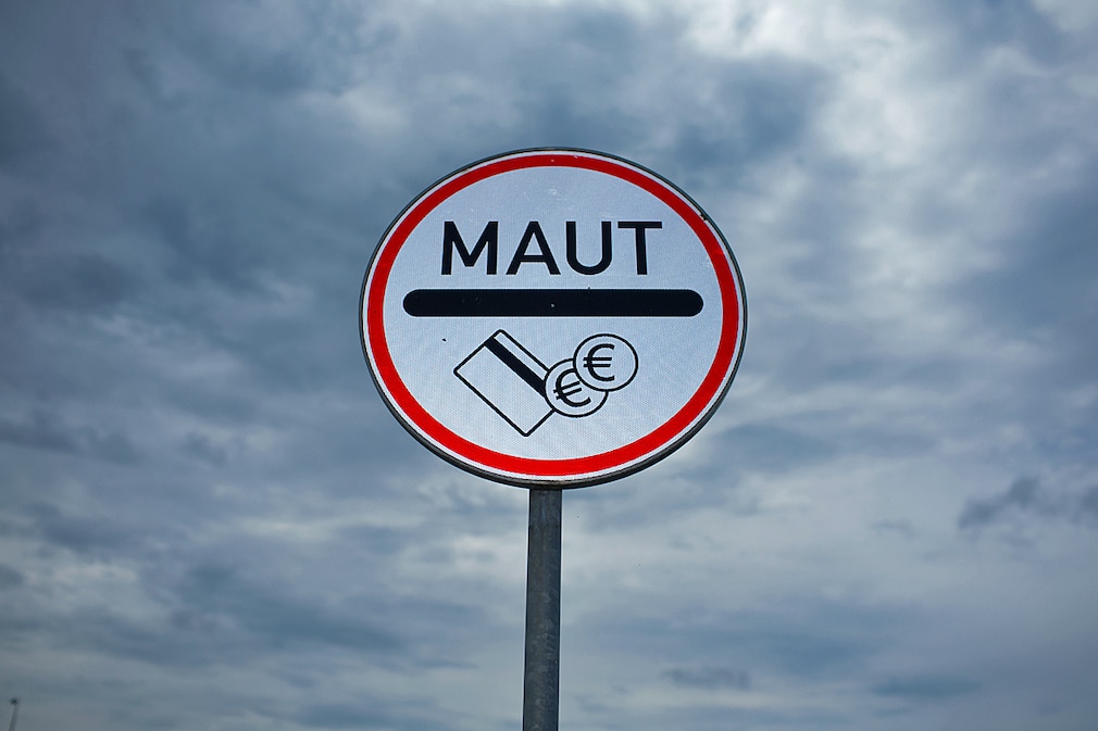 Maut-Schild vor dunklen Wolken