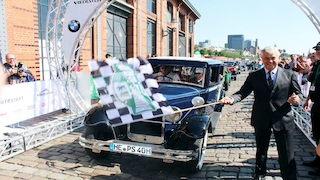 Der winkt alle durch: Frank Horch (Wirtschaftssenator und Präses der Behörde für Wirtschaft, Verkehr und Innovation der Stadt Hamburg) startet pünktlich um zwölf Uhr die 7. HBK