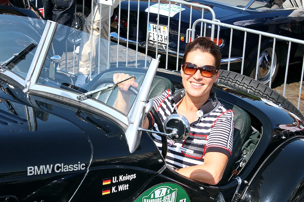 Kati Witt (Eiskunstlauf-Olympiasiegerin und Weltmeisterin) am Steuer eines BMW 328