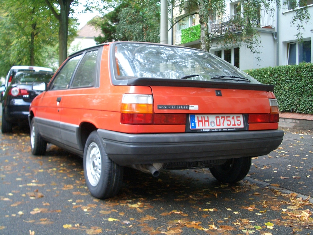 Renault 11 mit roter 07er-Nummer