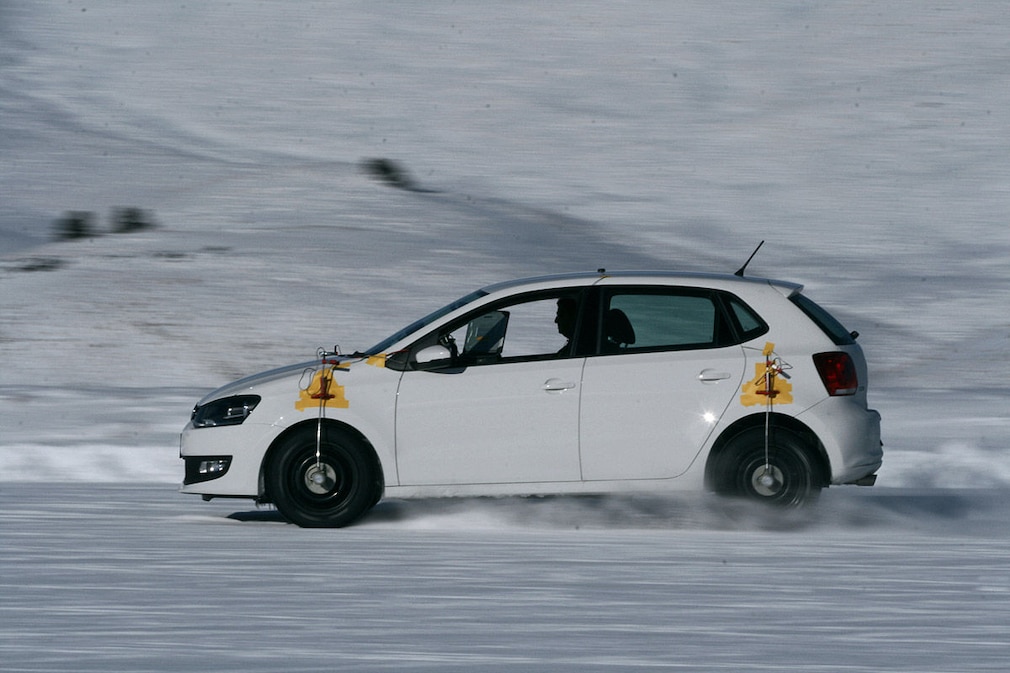 Ganzjahresreifen-Test: Bremsen auf Schnee