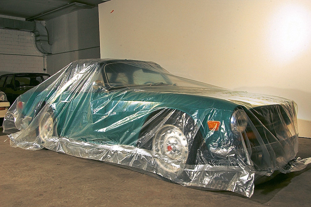 Zum Überwintern wird das Fahrzeug in eine Plastikfolie aus dem Baumarkt geparkt welche dann mit Klebeband verschlossen wird