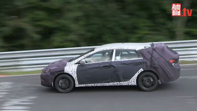 Hier fährt der i40 in Tarnklamotte