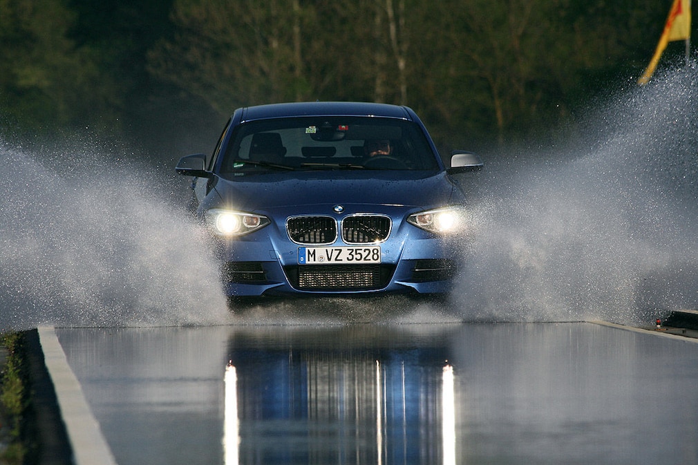 BMW M 135i, Winterreifen-Test, Aquaplaning