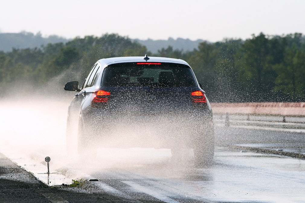 BMW M 135i, Winterreifen-Test, Bremsen auf Nässe