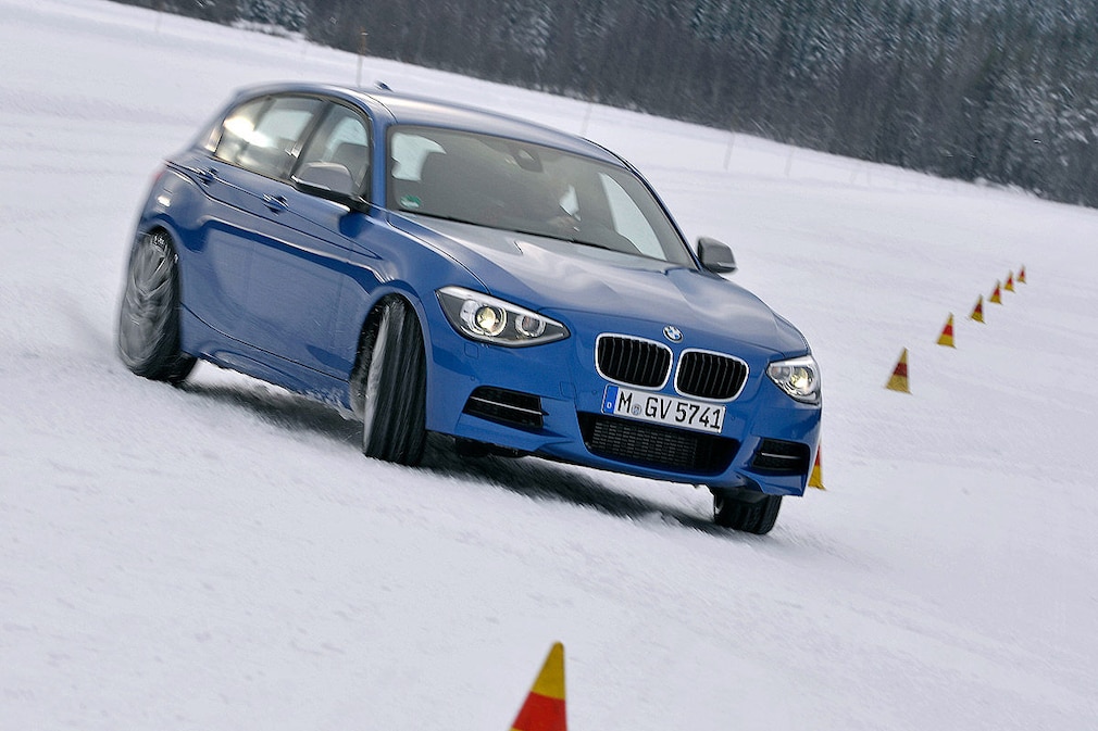 BMW M 135i, Winterreifen-Test, Slalom