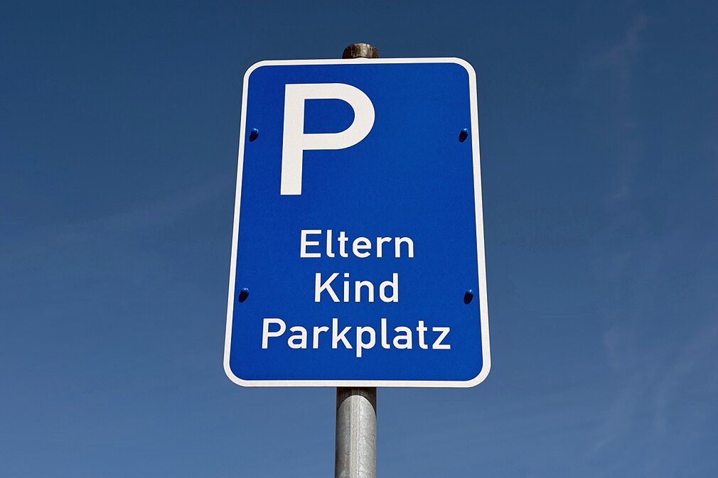 Eltern und Kind Parkplatz