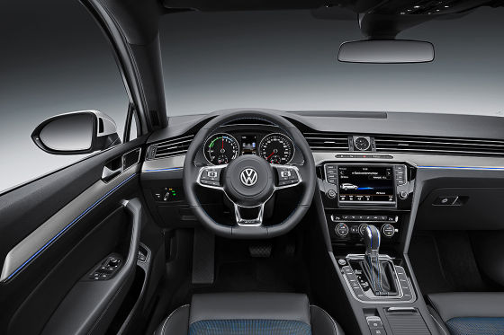 VW Passat GTE (Paris 2014)