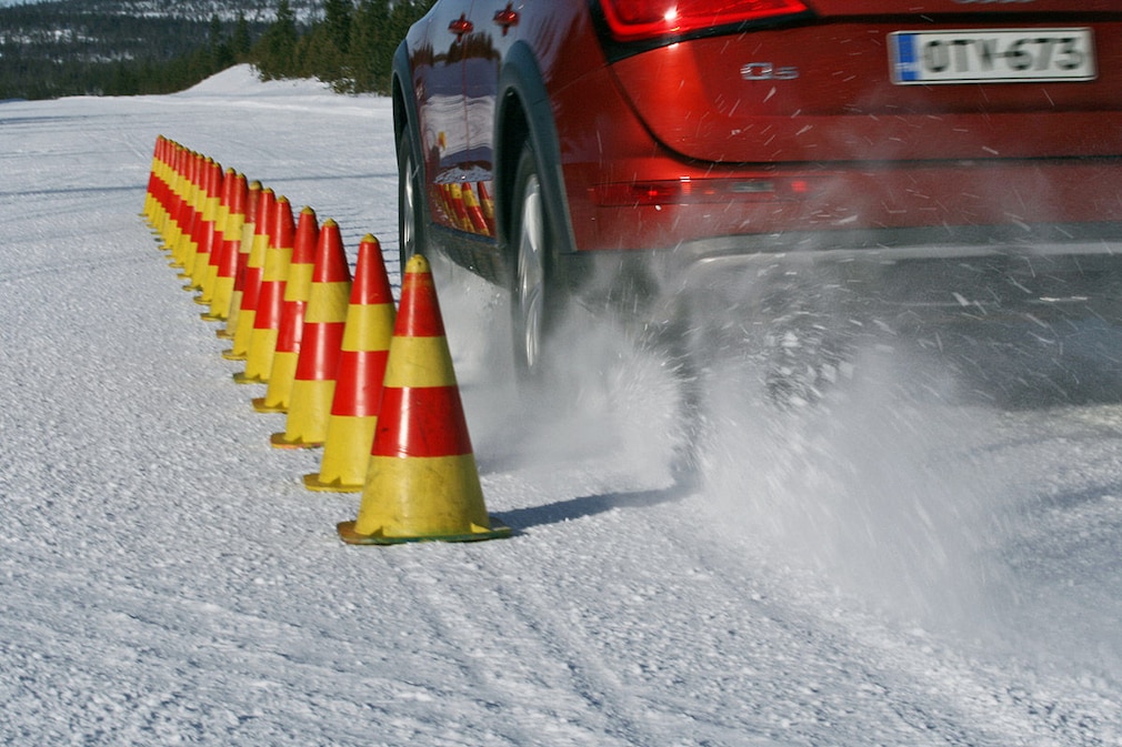 Winterreifen-Test, Audi Q5, Bremsen auf Schnee