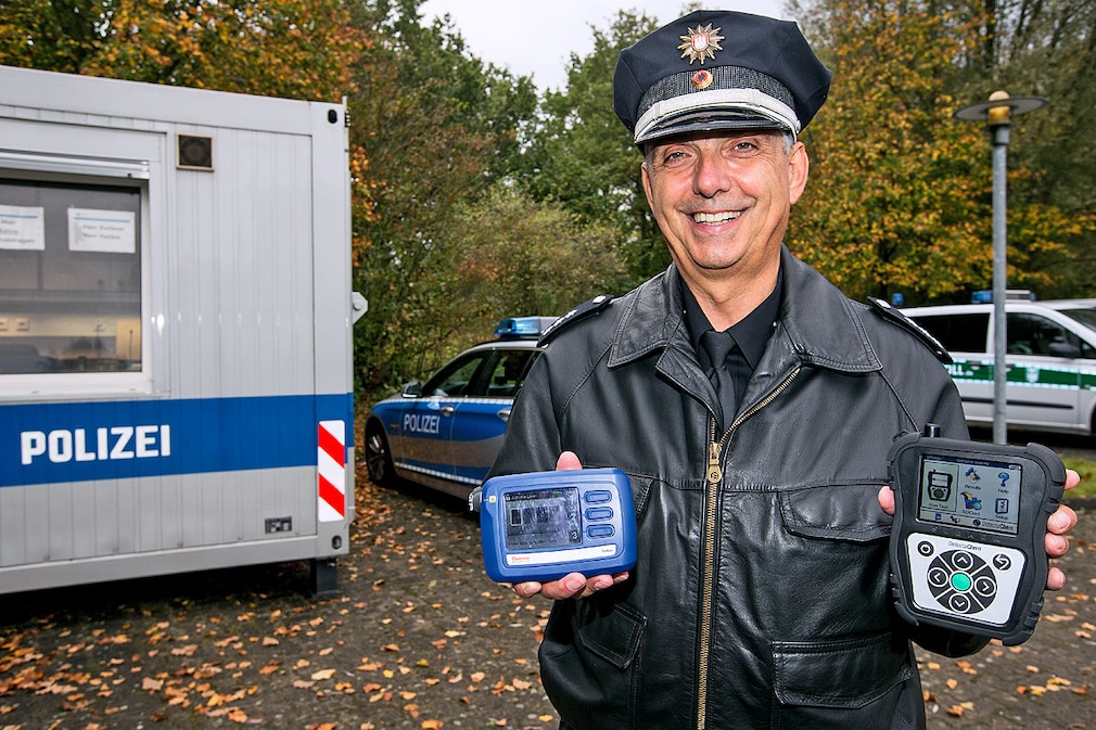 Polizeihauptkommissar Peter Ketteler zeigt am 07.10.2014 in Hamburg die Geräte TruNarc (l) und Seeker. Mit diesen Geräten können Verkehrsteilnehmer auf den Konsum oder die Mitführung von Drogen kontrolliert werden