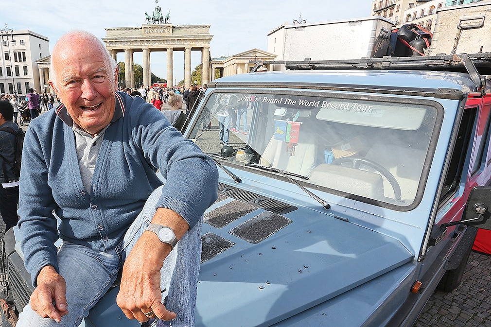 Mercedes 300 GD - Gunther Holtorf ist der erste Weltreisende, der mit seinem Auto alle 215 Länder der Welt bereist hat. Er ist mit seinem Mercedes-Geländewagen vom Typ 300 GD, liebevoll 'Otto' genannt, 26 Jahre unterwegs gewesen und beendet nun seine Reise offiziell am Brandenburger Tor